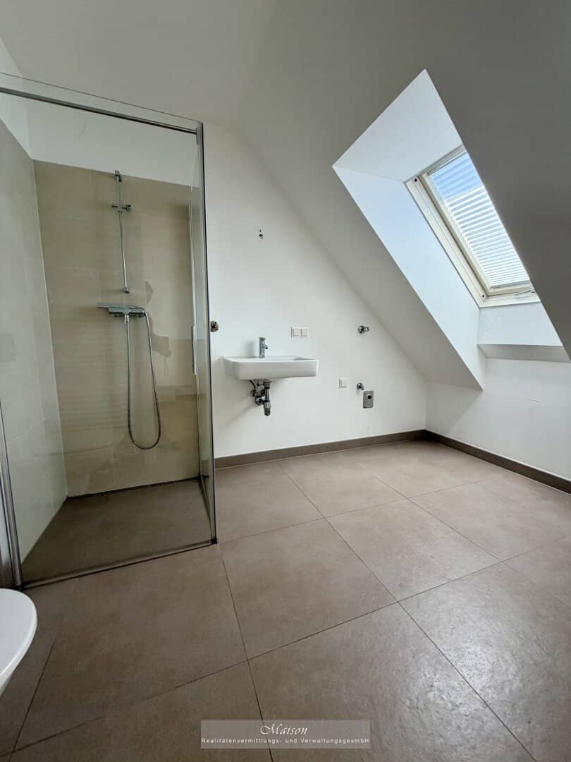 Light filled Maisonette Apartment with Terrace and Owned Garage