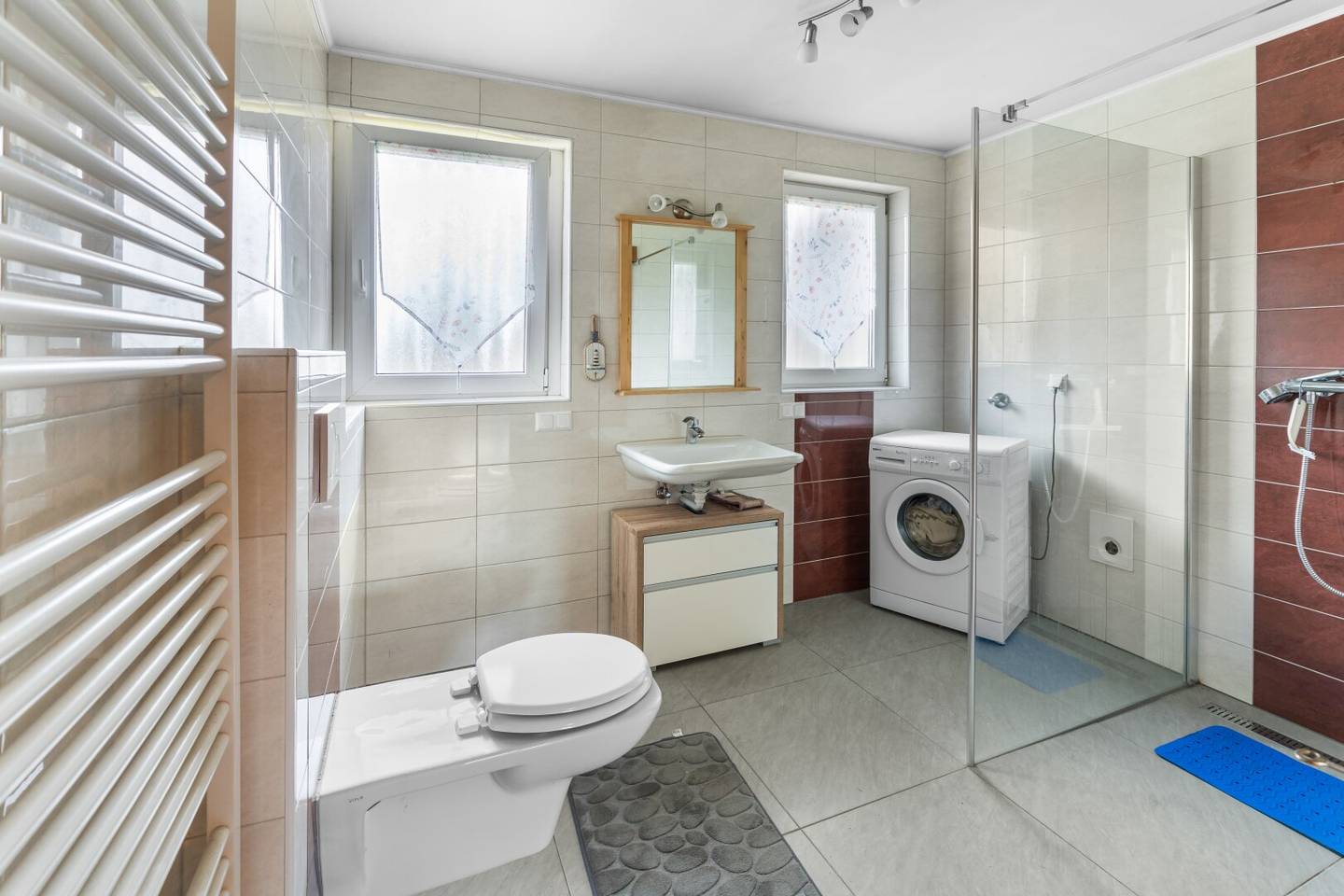 Zweifamilienhaus in Kirschentheuer bei Ferlach - 6 Zimmer, 2 Küchen, Garage und Scheune !!
