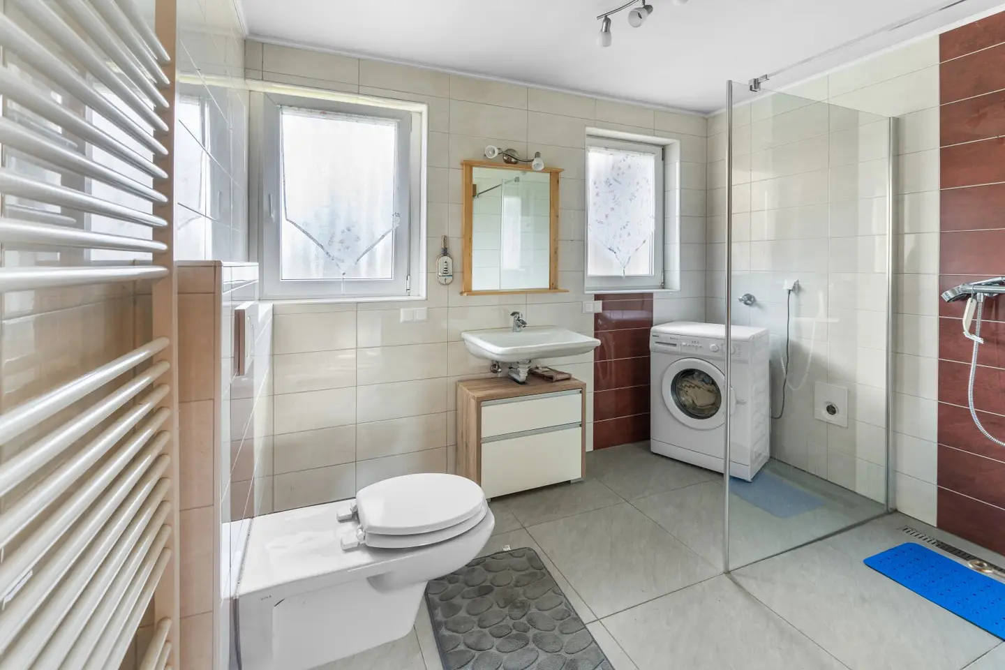 Two-family house in Kirschentheuer near Ferlach with 6 rooms, 2 kitchens, garage and barn