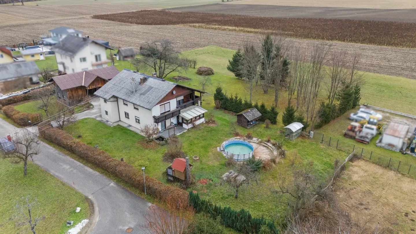 Two-family house in Kirschentheuer near Ferlach with 6 rooms, 2 kitchens, garage and barn