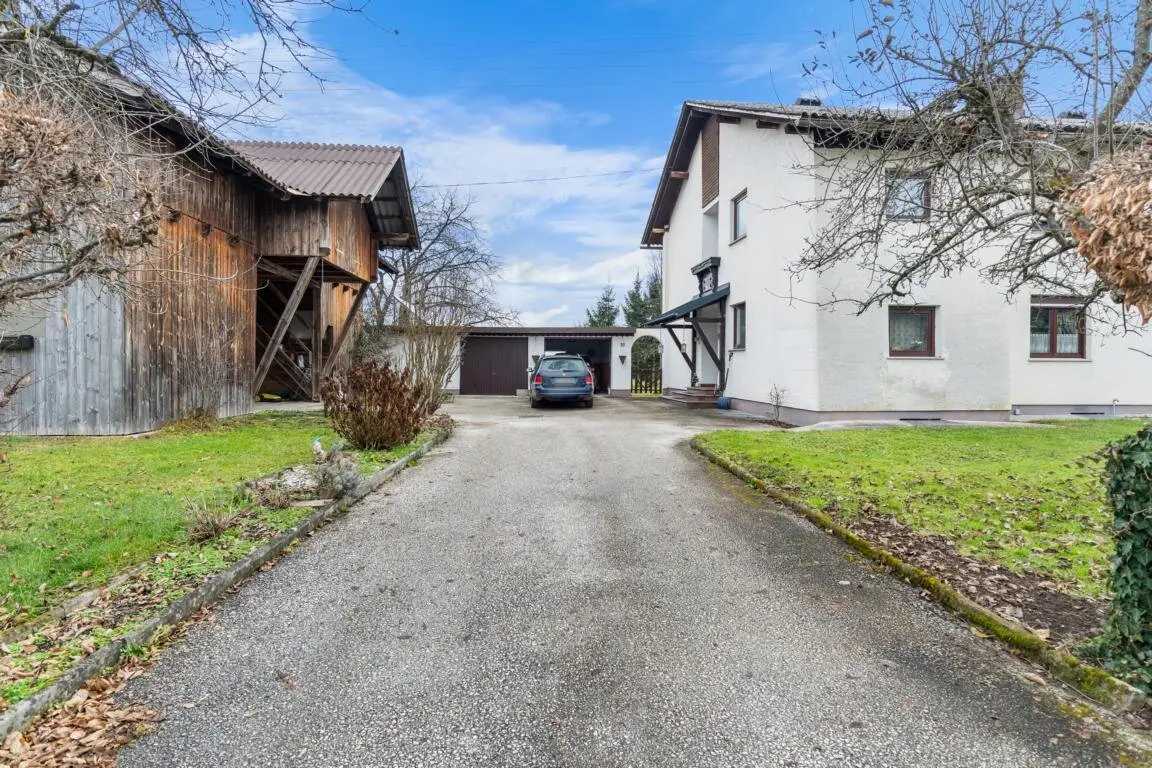 Two-family house in Kirschentheuer near Ferlach with 6 rooms, 2 kitchens, garage and barn