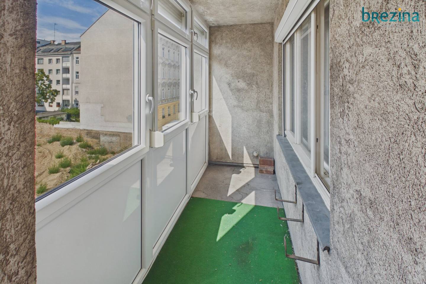 Bright 4-room apartment for renovation - in a central location of the 14th district