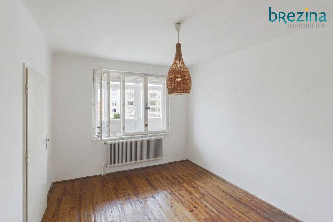 Bright 4-room apartment for renovation - in a central location of the 14th district