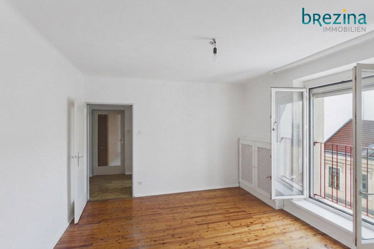 Bright 4-room apartment for renovation - in a central location of the 14th district
