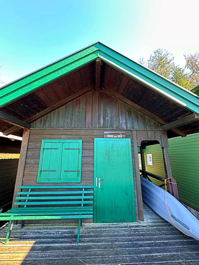 Seensucht am Irrsee – Gartenwohnung mit Badehütte