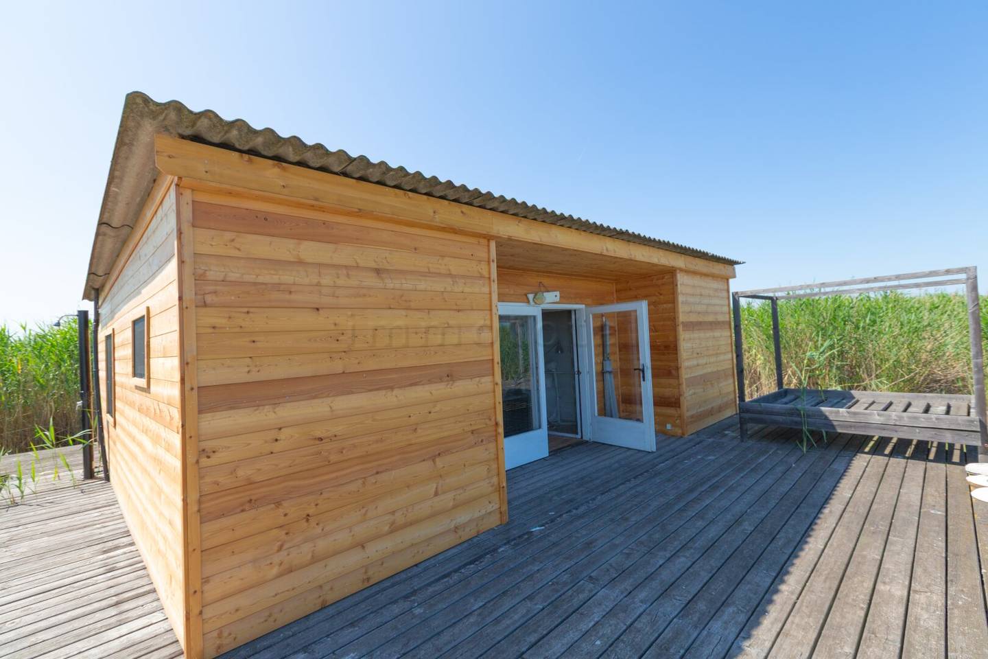 Flachdachhütte in traumhaft ruhiger Lage am offenen See