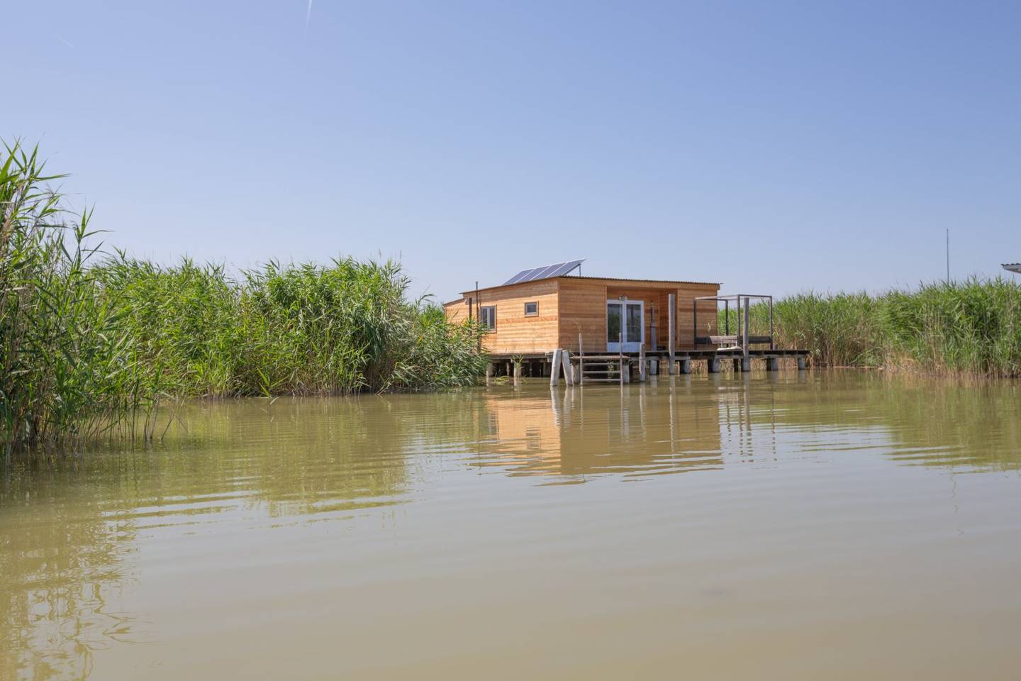 Flachdachhütte in traumhaft ruhiger Lage am offenen See