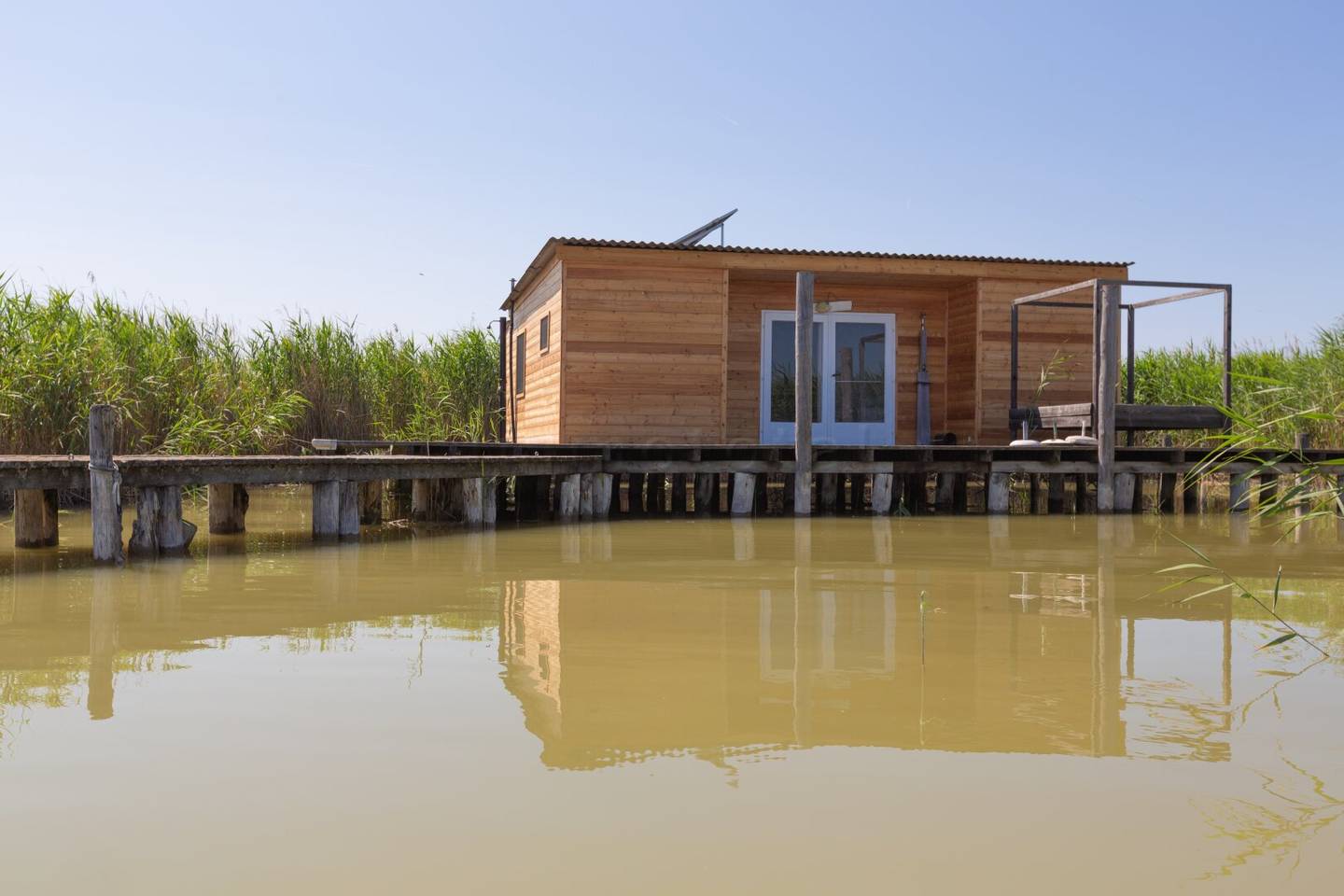 Flachdachhütte in traumhaft ruhiger Lage am offenen See