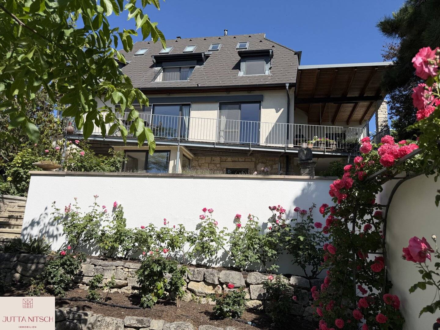 Exquisites Terrassenhaus mit max. 3 Wohneinheiten in Eisenstadt, separates Baugrundstück – Ihr neues Zuhause mit Traumgarten, Naturpool und Weitblick!