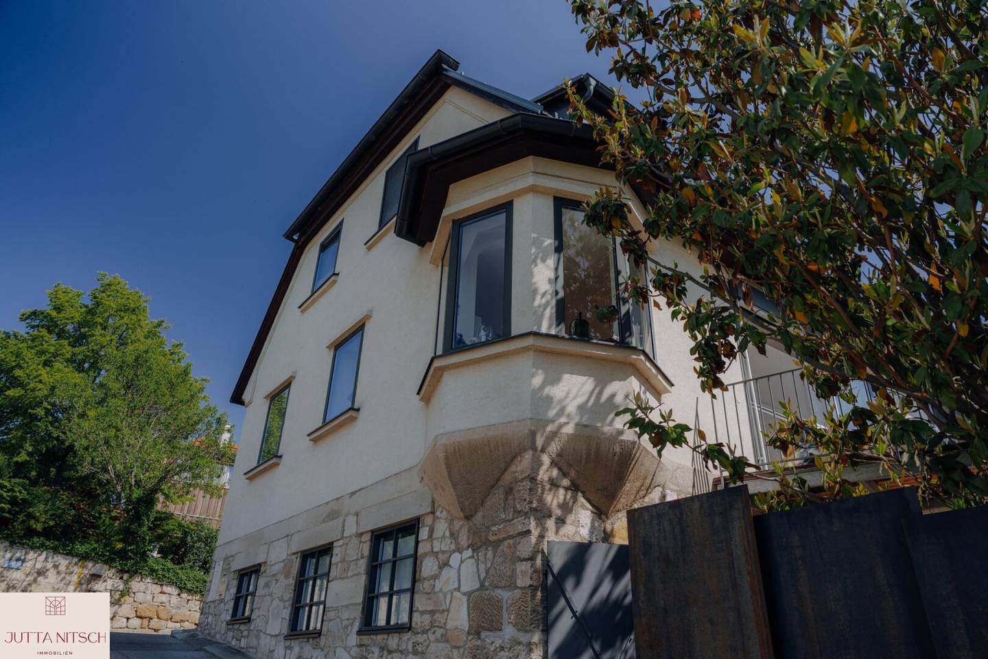 Exquisites Terrassenhaus mit max. 3 Wohneinheiten in Eisenstadt, separates Baugrundstück – Ihr neues Zuhause mit Traumgarten, Naturpool und Weitblick!