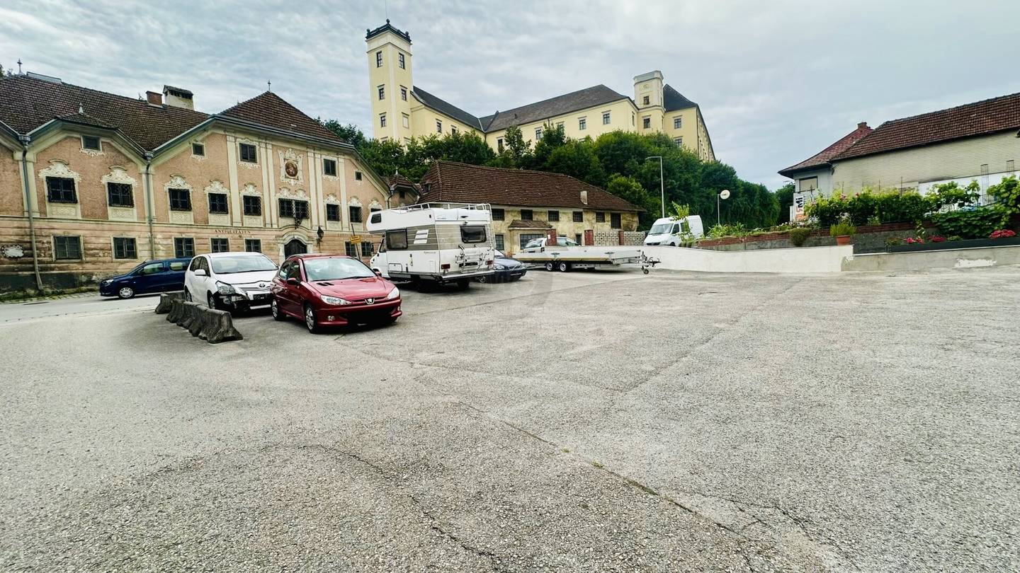 Spacious parking area of 300 m² for rent
