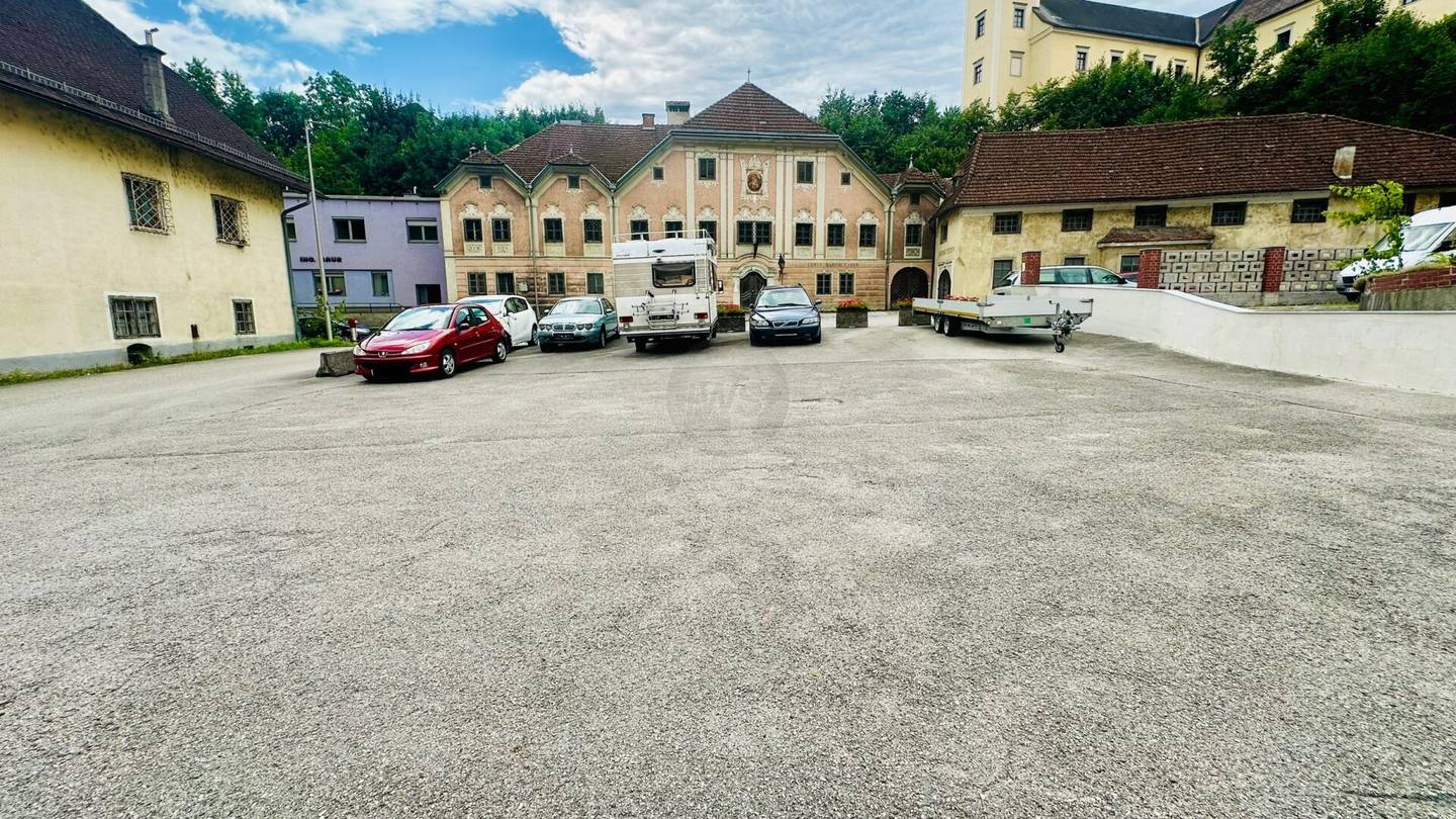 Spacious parking area of 300 m² for rent