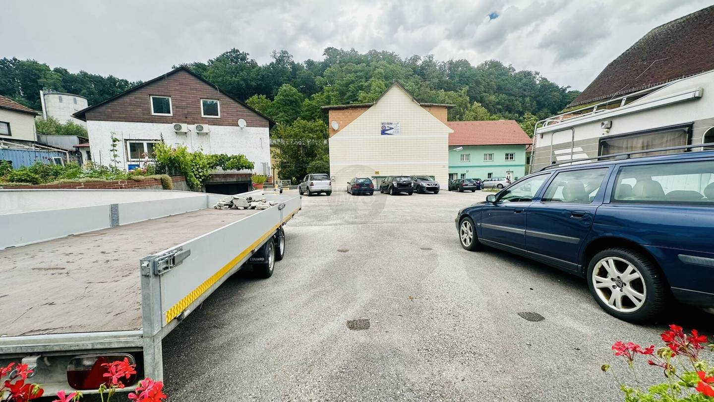 Spacious parking area of 300 m² for rent