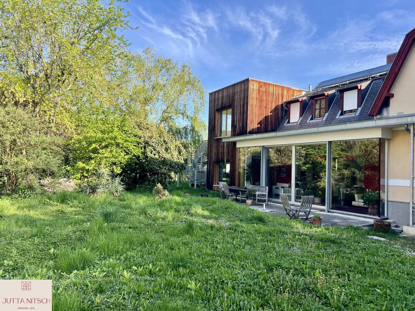 Dream home in Baden, a divisible property with a large natural garden and swimming pond