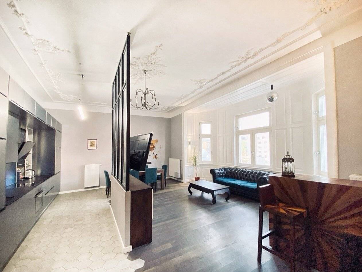 Luxurious 4-room apartment in a stylish old building