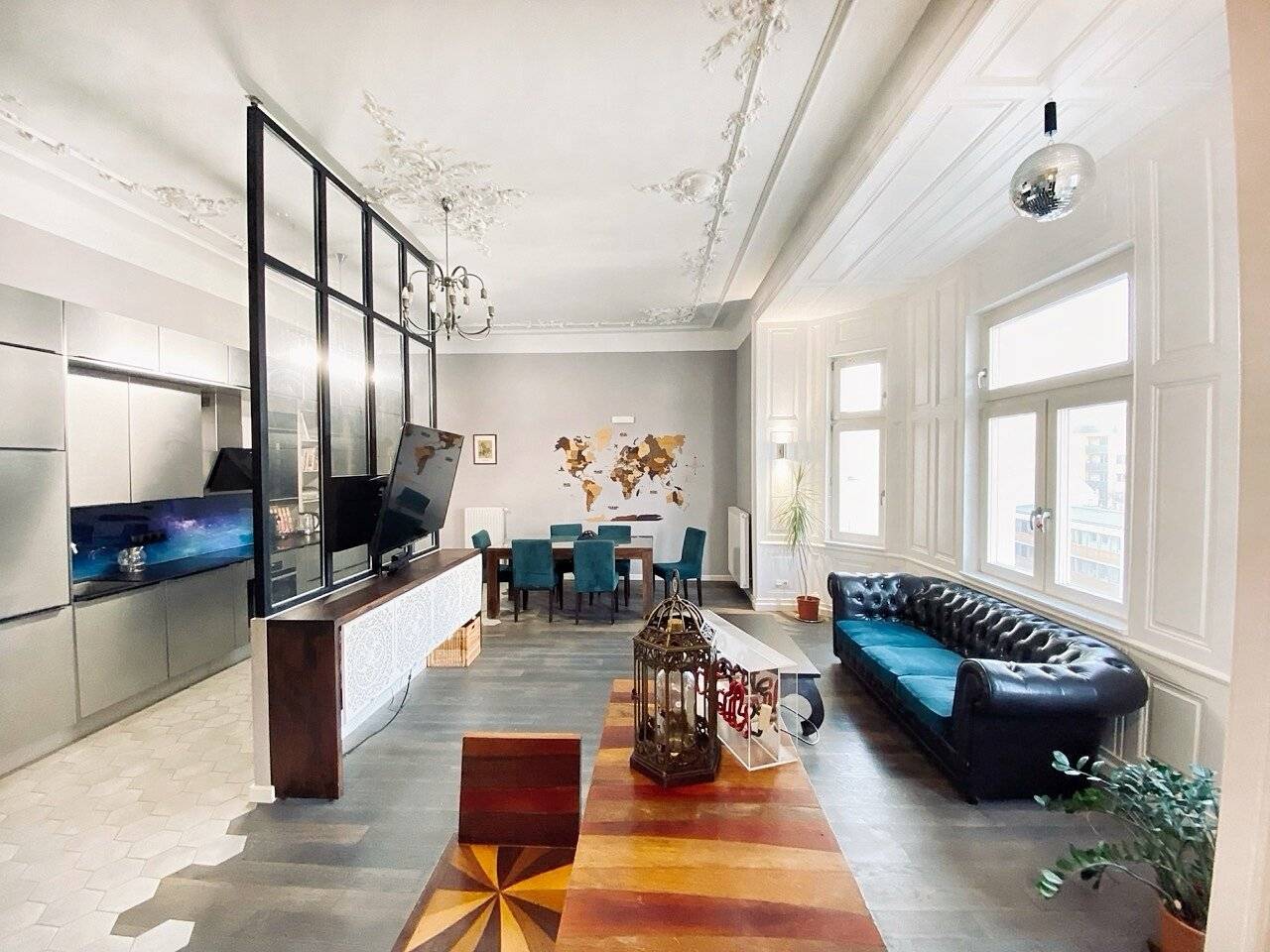 Luxurious 4-room apartment in a stylish old building