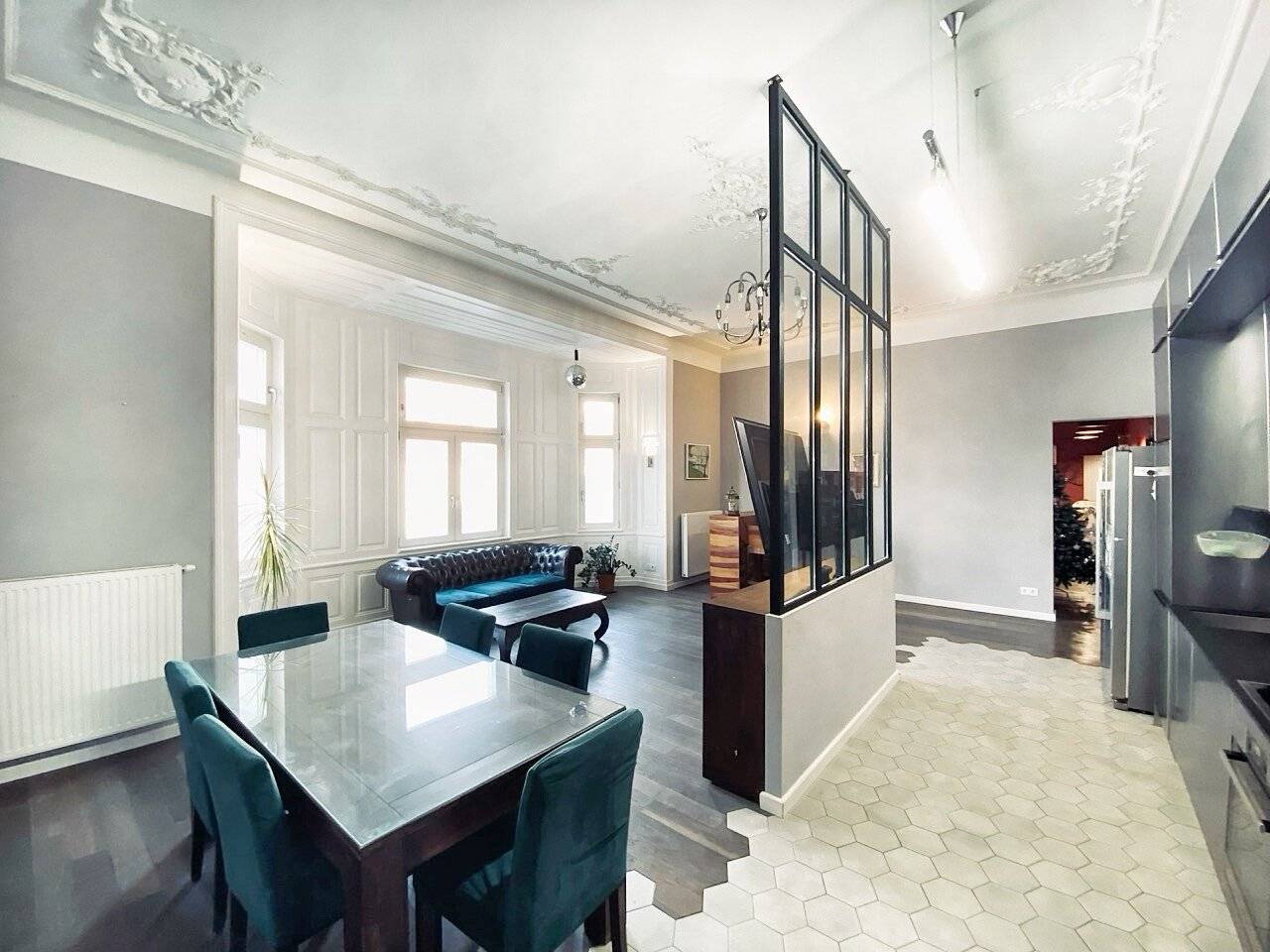 Luxurious 4-room apartment in a stylish old building
