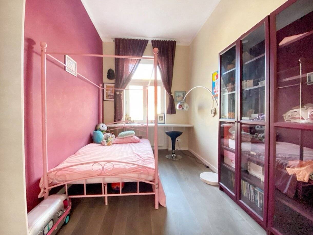 Luxurious 4-room apartment in a stylish old building