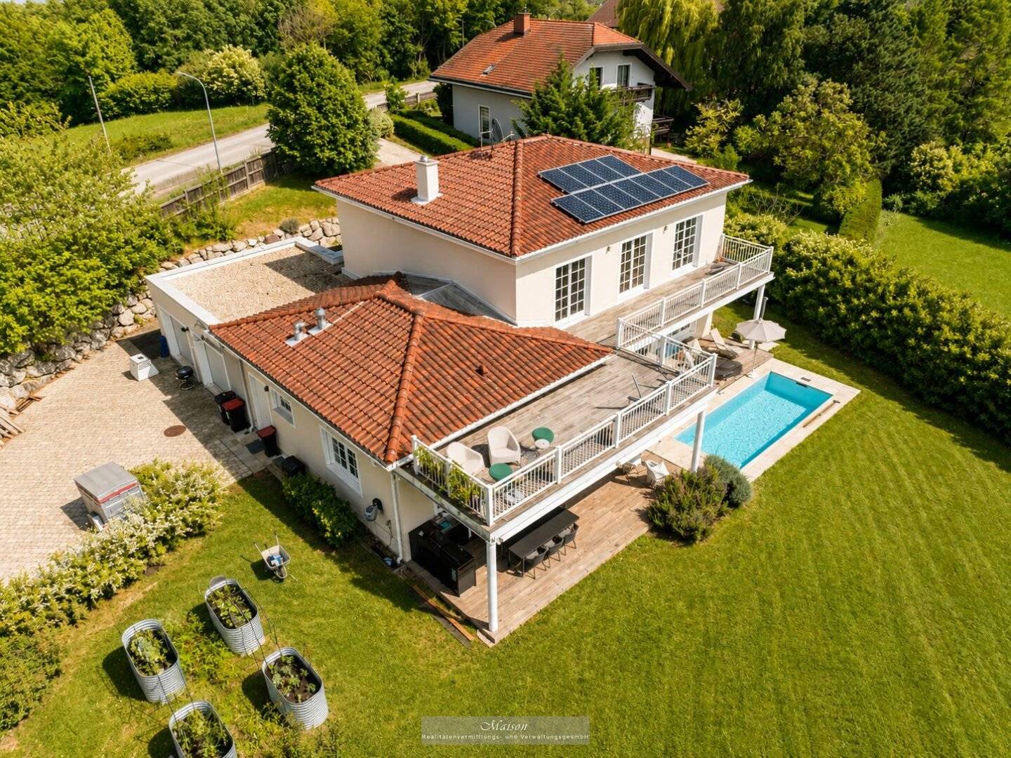 ARCHITEKTONISCHES FAMILIEN-REFUGIUM IM WIENERWALD MIT MODERNER TECHNIK UND GROSSZÜGIGEN GRUNDSTÜCK!