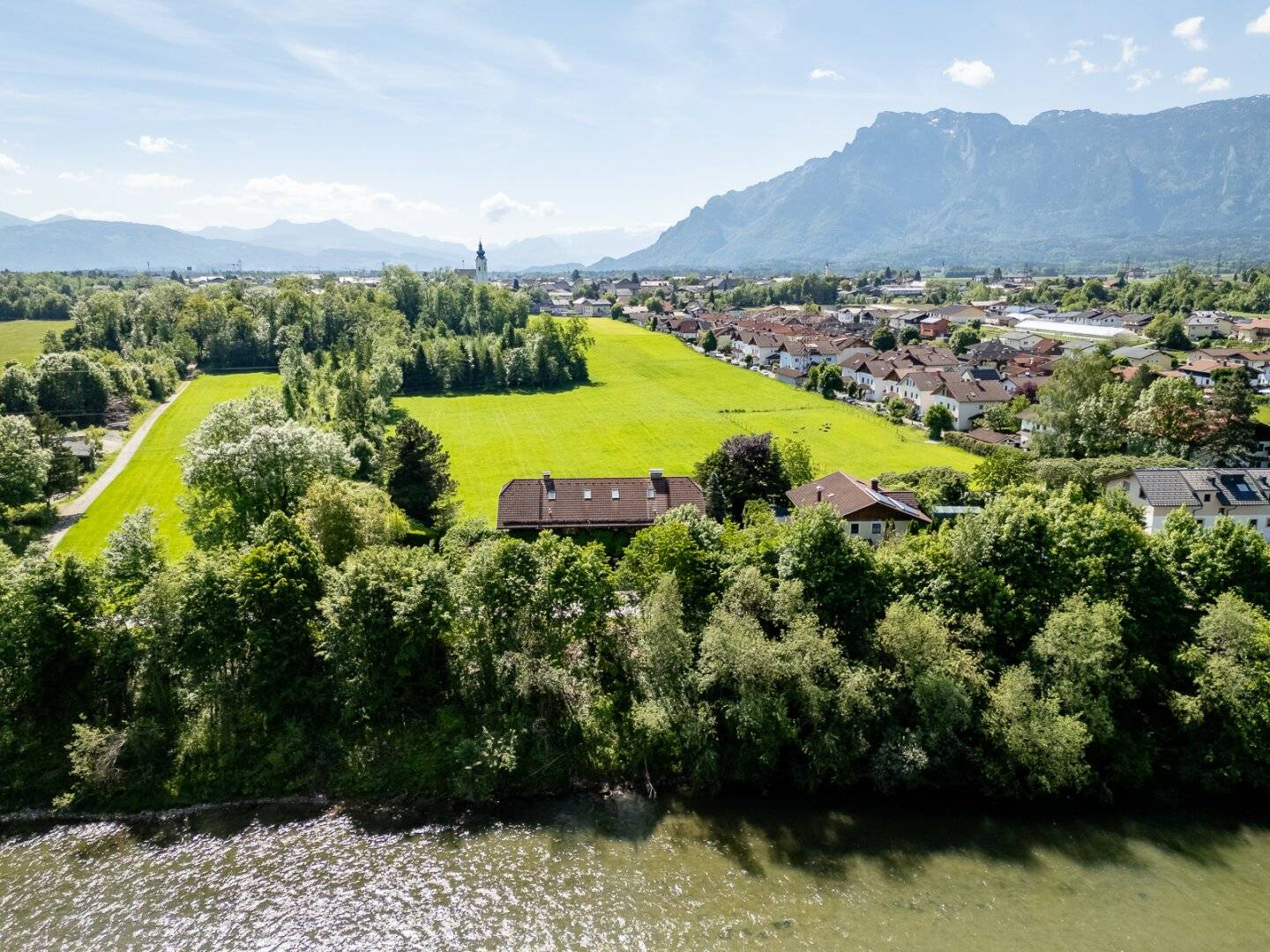 Großzügiges Mehrgenerationenhaus in traumhafter Grünlage von Wals-Grünau