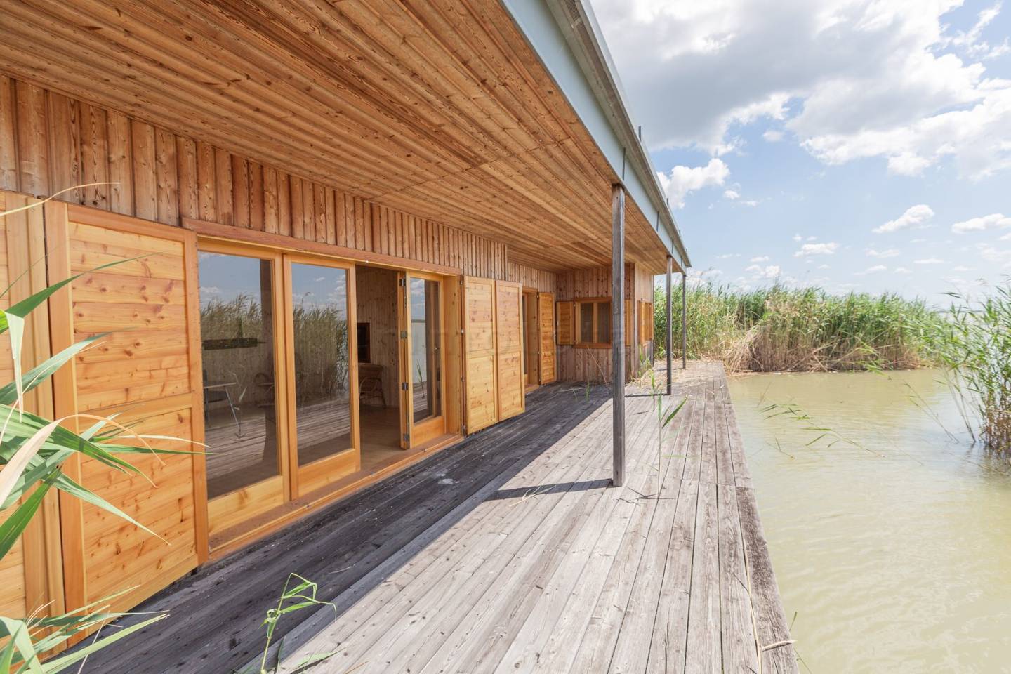 Nahezu neuwertige Flachdach-Seehütte in einzigartiger Südlage am offenen See