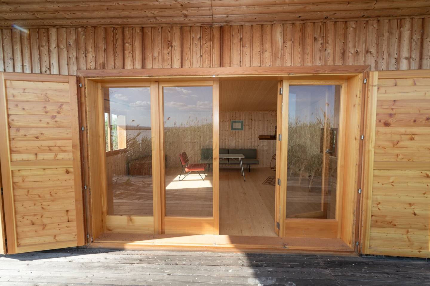 Nahezu neuwertige Flachdach-Seehütte in einzigartiger Südlage am offenen See