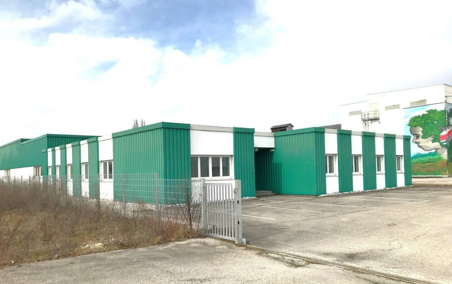Hall and Office Wels Terminal available now, rental period 1 year