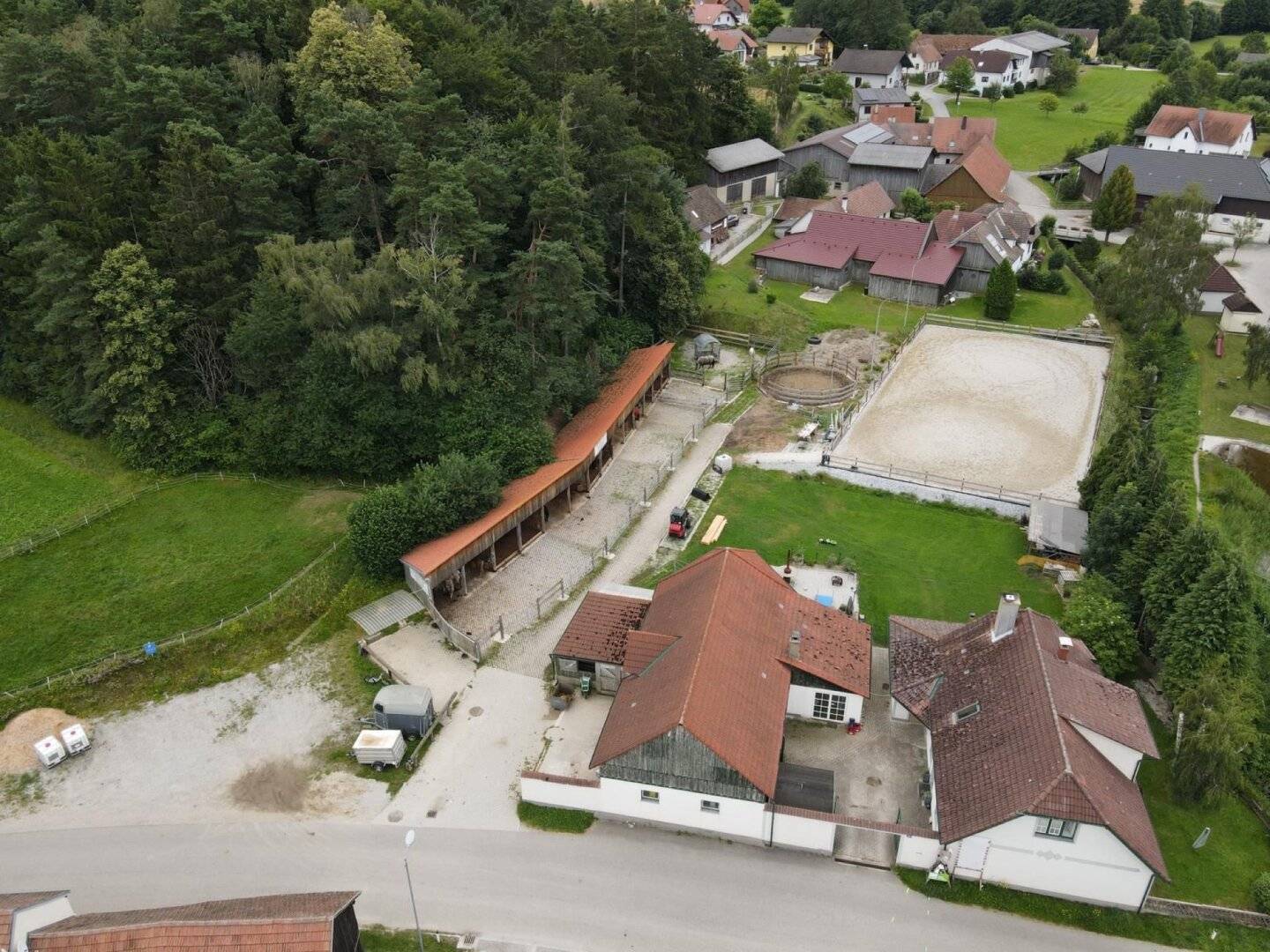 TRAUMHAFTER REITERHOF MIT SCHÖNEM WOHNHAUS NAHE GFÖHL