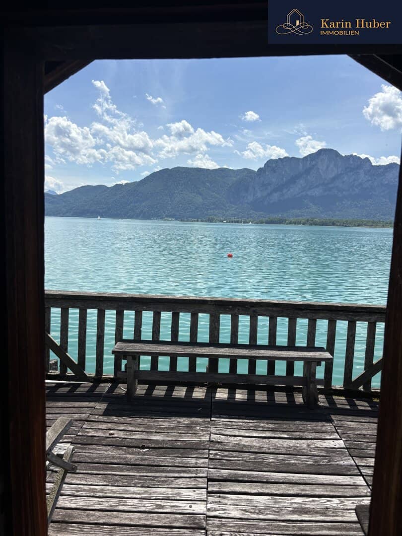Badehütte am Eigengrund mit direktem Seezugang und Baugrundstück am Südufer des Mondsees