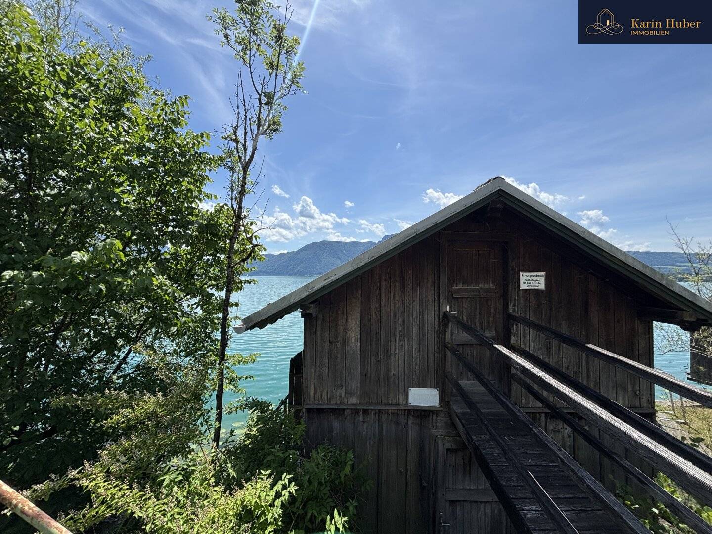 Badehütte am Eigengrund mit direktem Seezugang und Baugrundstück am Südufer des Mondsees