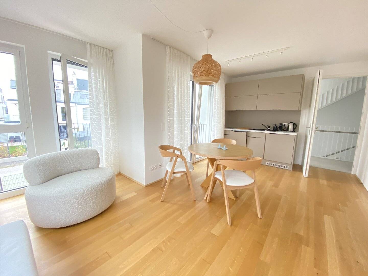 Few meters to the Alte Donau/Segelschule Hofbauer Lifestyle apartment furnished with balcony and private roof terrace