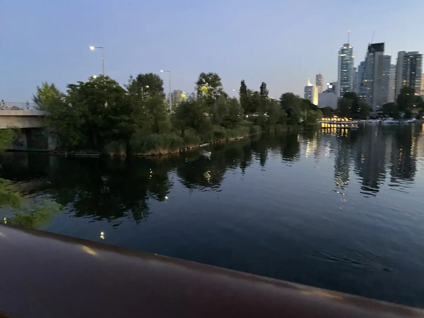 Wenige Meter zur Alte Donau/Segelschule Hofbauer- Lifestyle-Apartment möbliert mit Balkon und eigener Dachterrasse