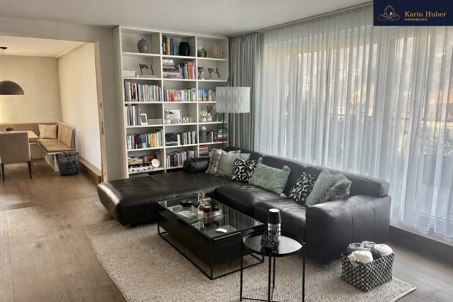 Architektendesignte Luxus-Dachgeschosswohnung in privater Parkanlage mit Naturpool