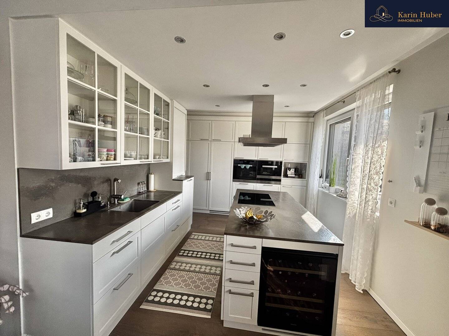 Architektendesignte Luxus-Dachgeschosswohnung in privater Parkanlage mit Naturpool