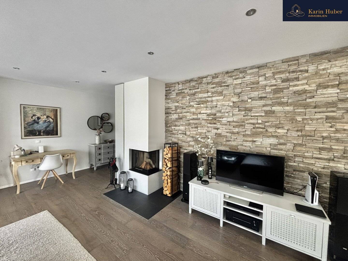 Architektendesignte Luxus-Dachgeschosswohnung in privater Parkanlage mit Naturpool