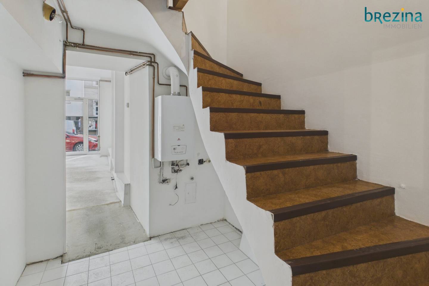 Versatile commercial premises in a stylish old building in the Fasangviertel