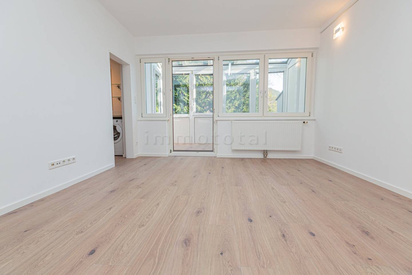 Dachgeschoss-Garconniere mit Loggia in Top-Grünruhelage, Traum-Fernsicht