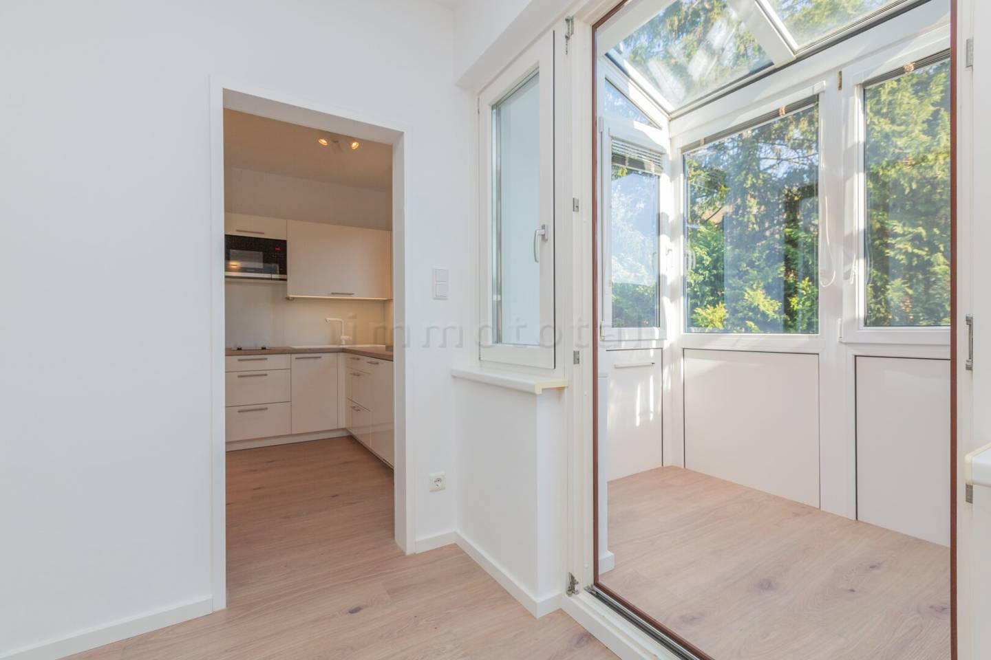 Dachgeschoss-Garconniere mit Loggia in Top-Grünruhelage, Traum-Fernsicht