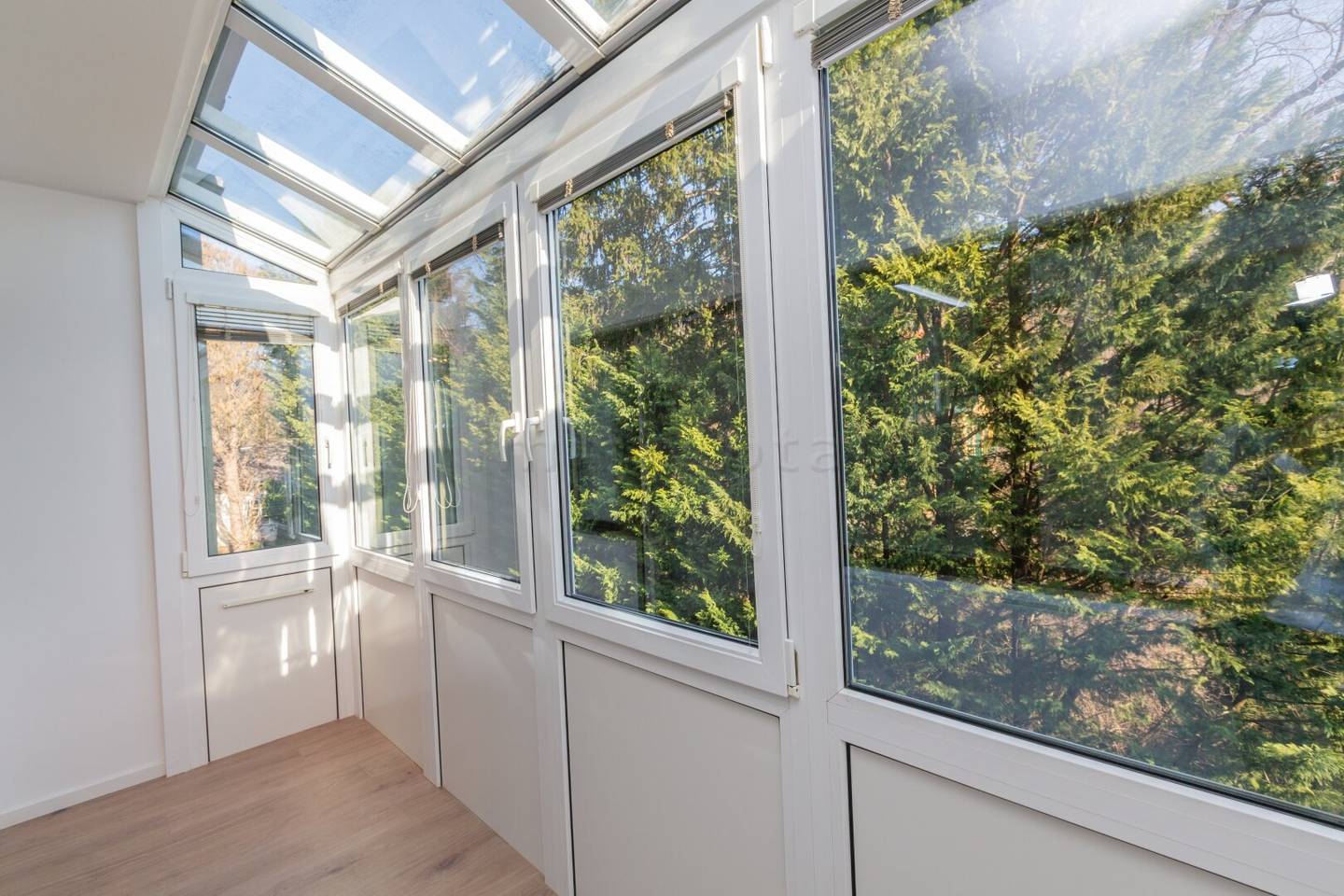 Dachgeschoss-Garconniere mit Loggia in Top-Grünruhelage, Traum-Fernsicht