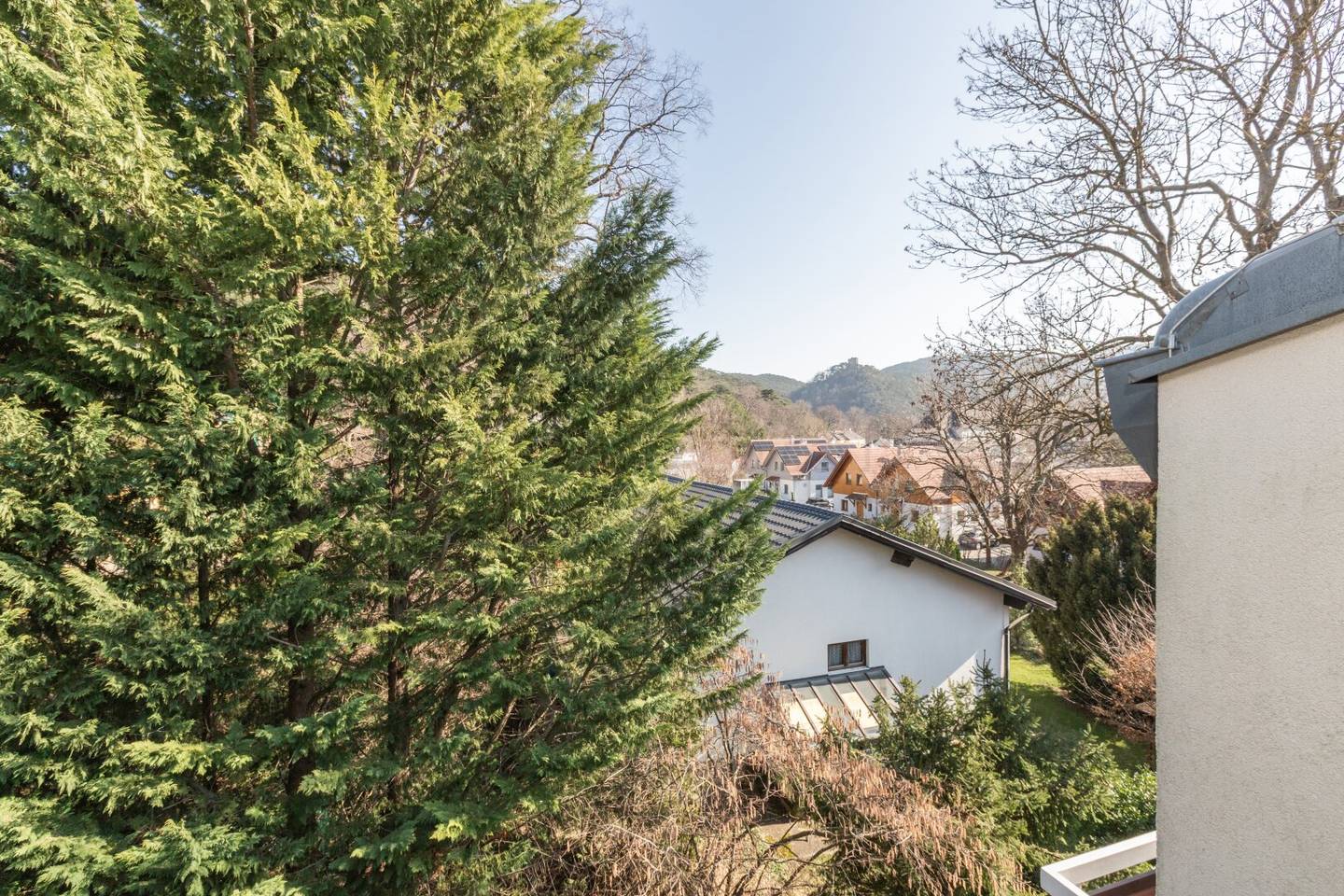 Dachgeschoss-Garconniere mit Loggia in Top-Grünruhelage, Traum-Fernsicht