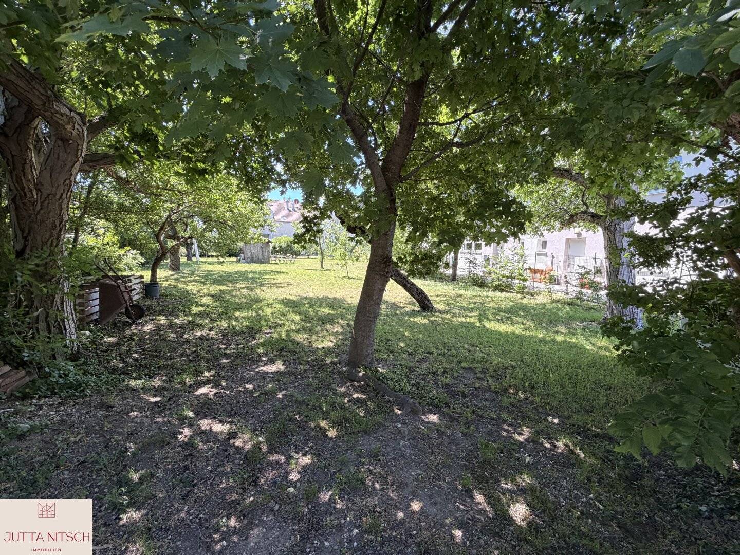 Flat, central sunny building plot in Baden