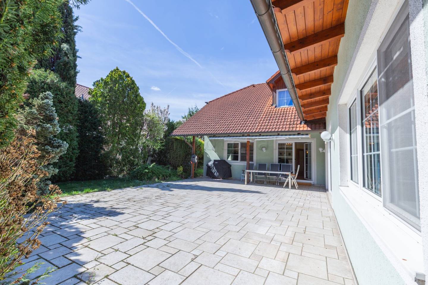 Spacious single family house in a quiet residential area with wellness area and protected garden terrace