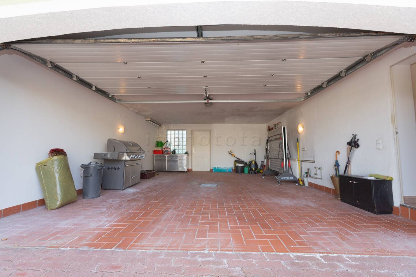 Spacious single family house in a quiet residential area with wellness area and protected garden terrace