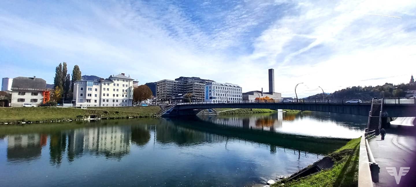 TRES CHIC! Fully renovated studio apartment with large balcony and underground parking space