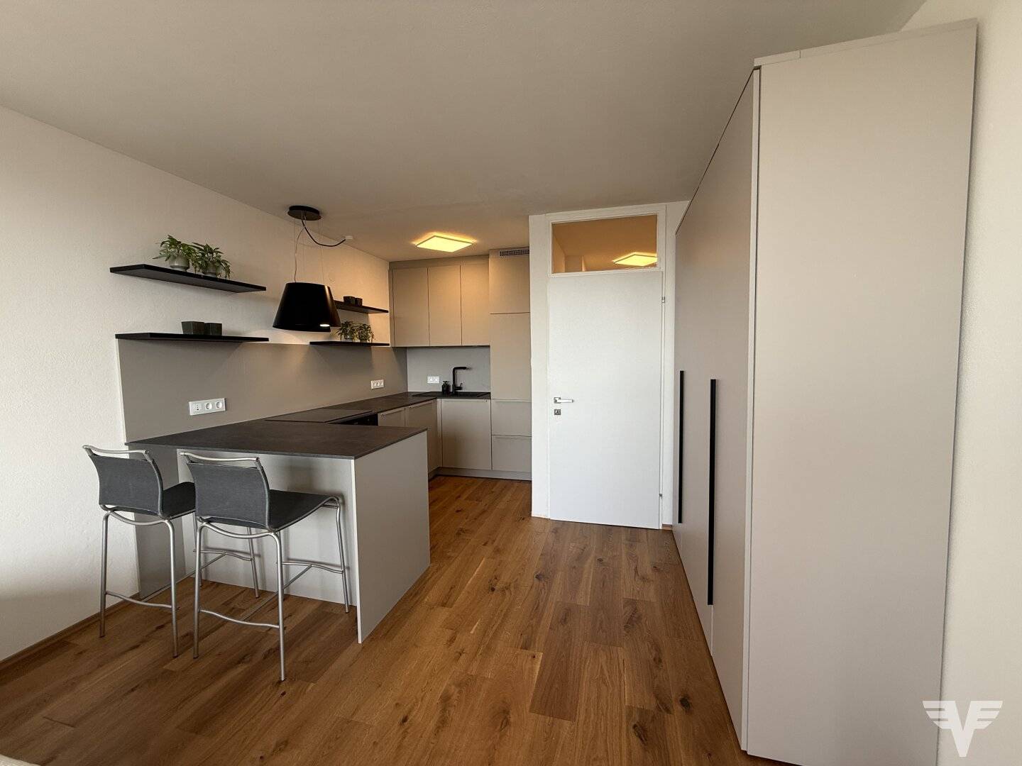 TRES CHIC! Fully renovated studio apartment with large balcony and underground parking space