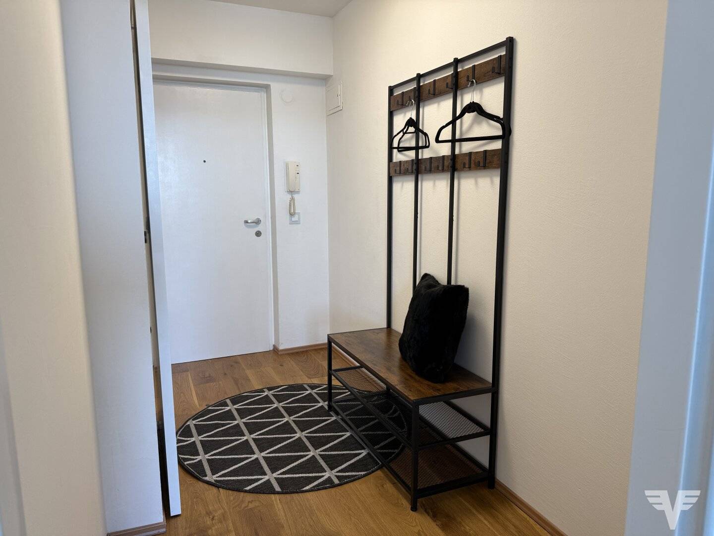 TRES CHIC! Fully renovated studio apartment with large balcony and underground parking space