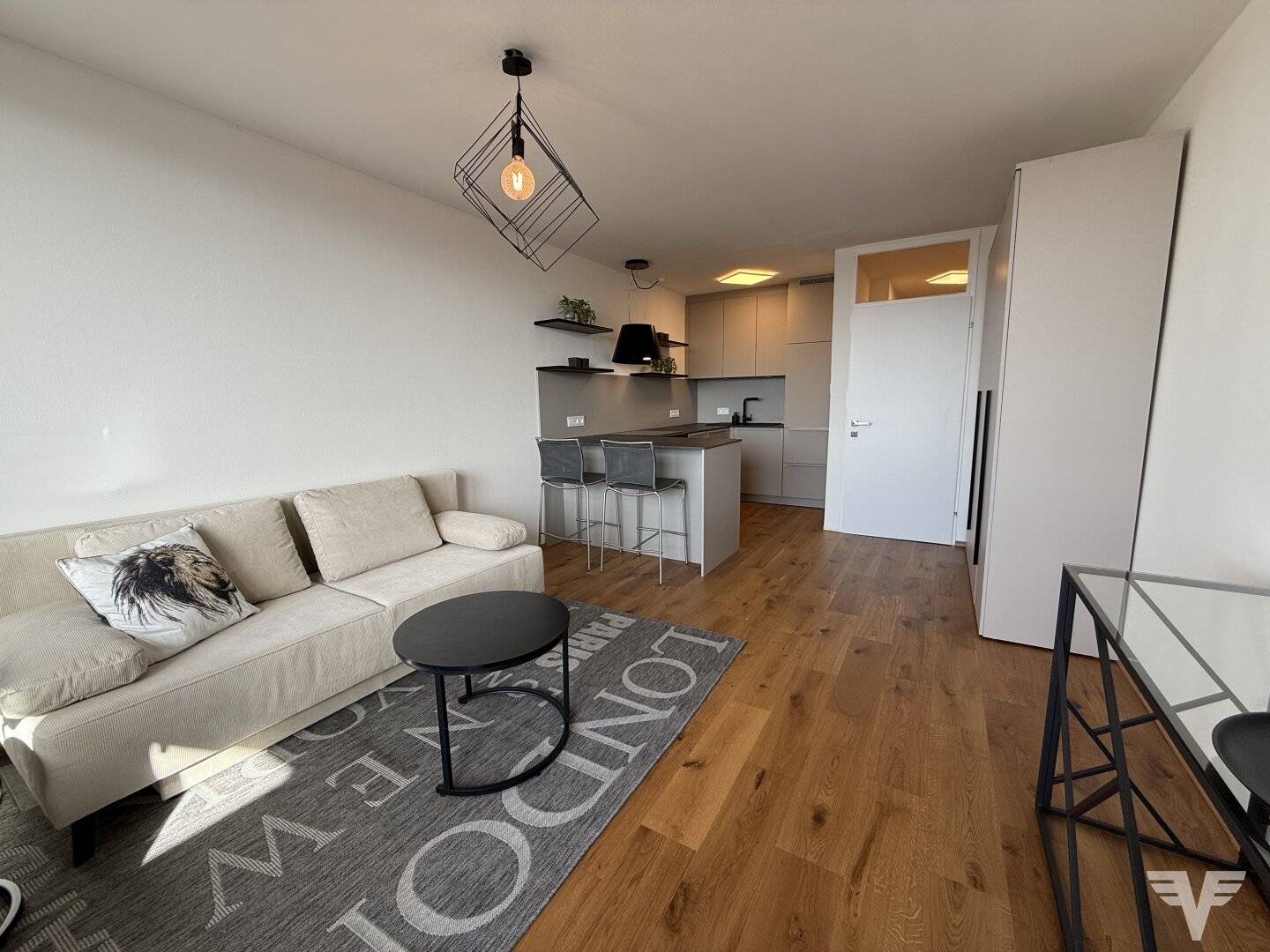 TRES CHIC! Fully renovated studio apartment with large balcony and underground parking space