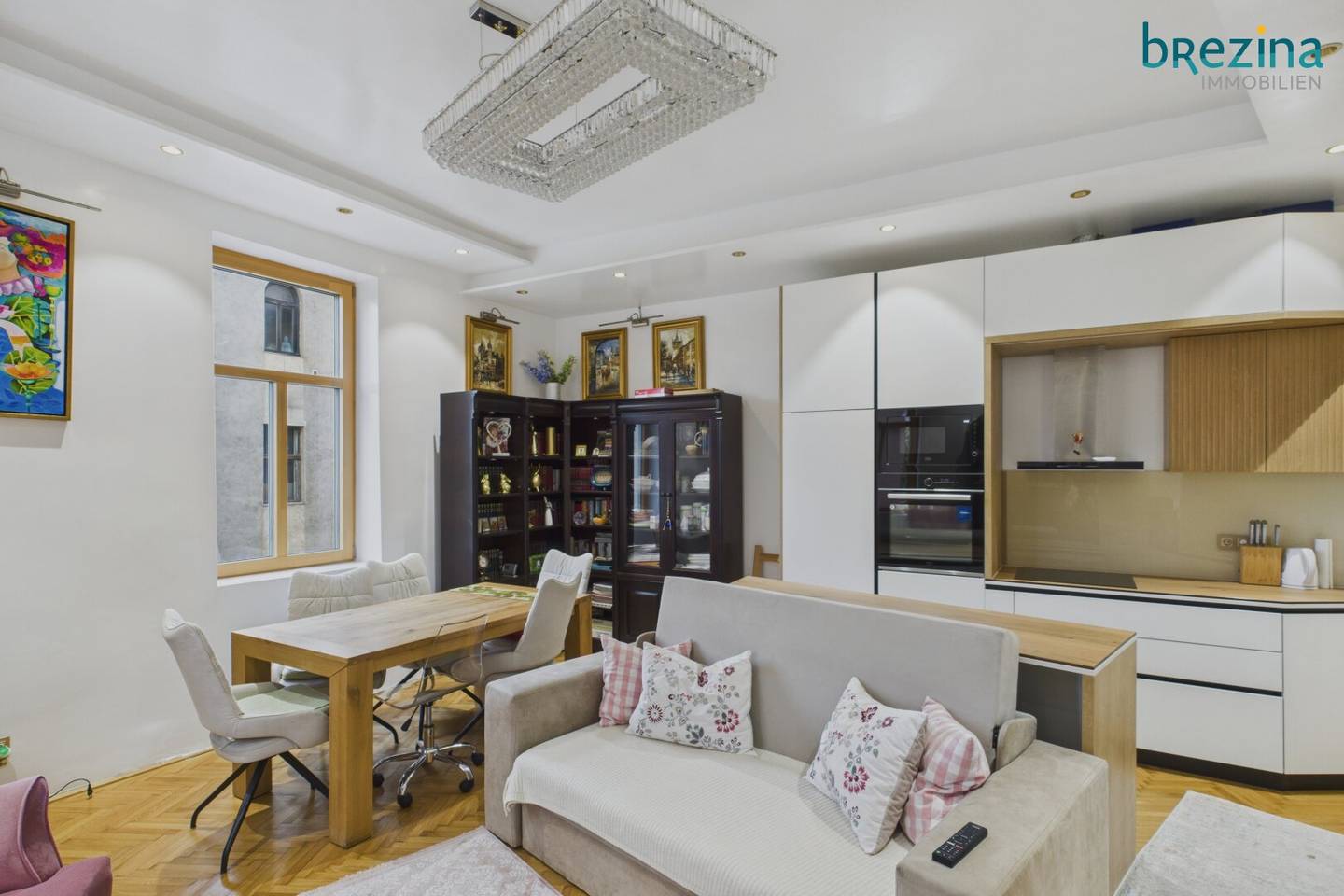 Top renovated 4 room apartment near AKH urban living in the ninth district