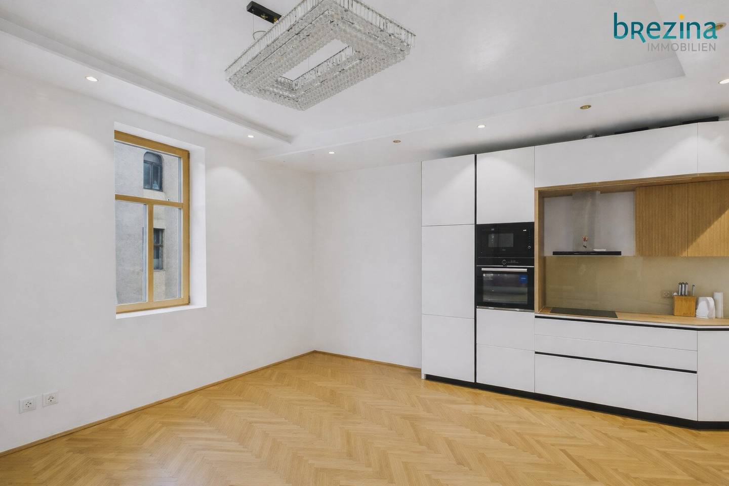 Top renovated 4 room apartment near AKH urban living in the ninth district