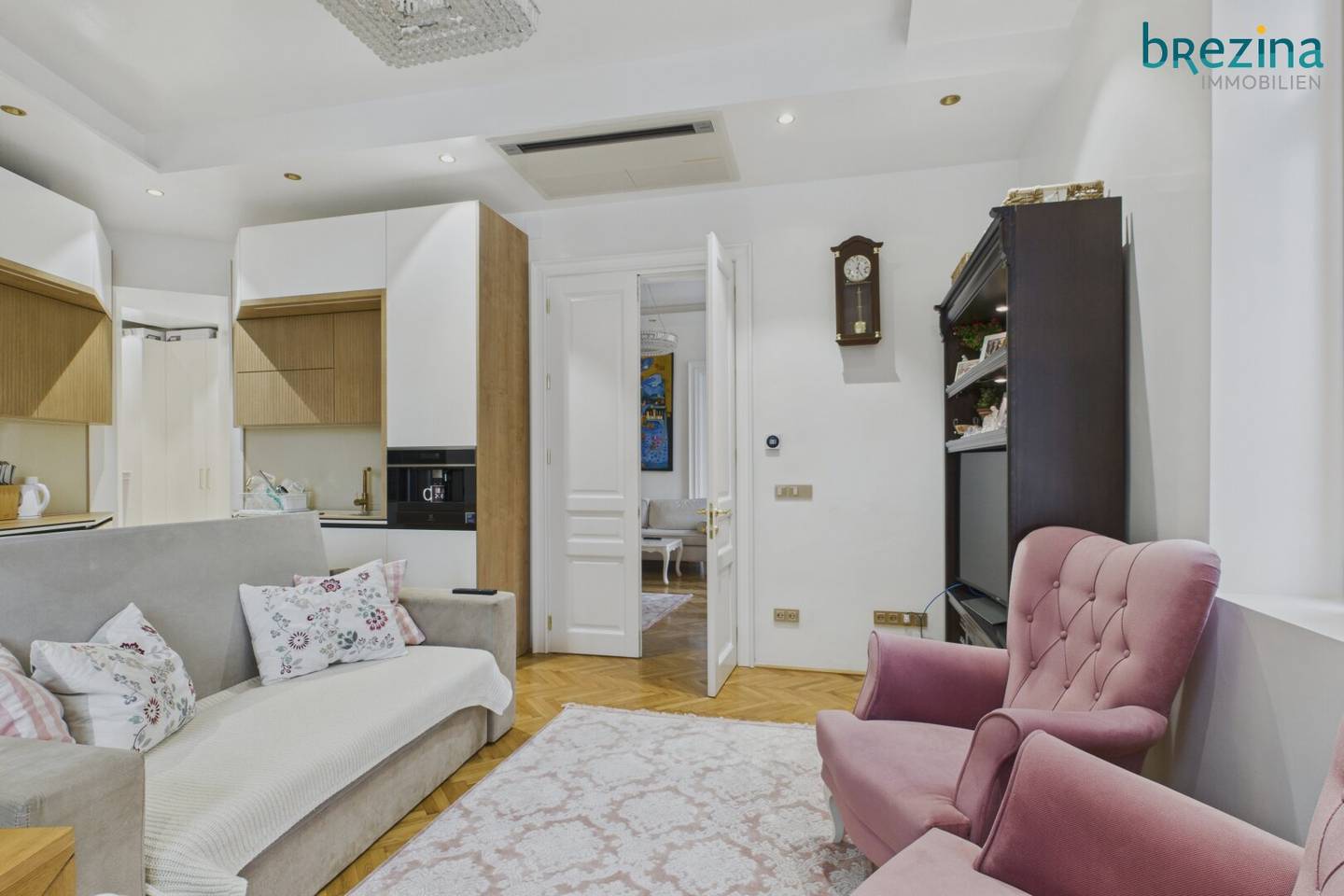 Top renovated 4 room apartment near AKH urban living in the ninth district